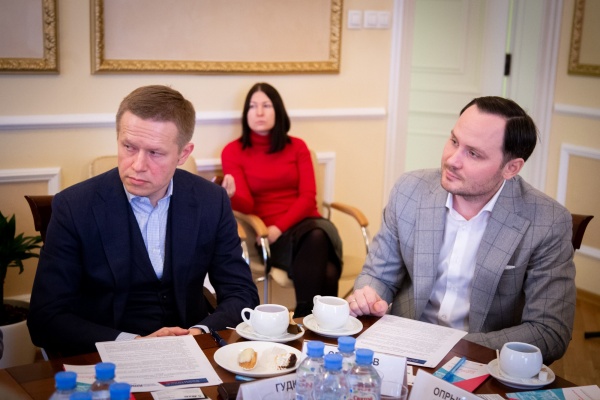 Денис Гудков принял участие в бизнес-завтраке по специальным административным районам