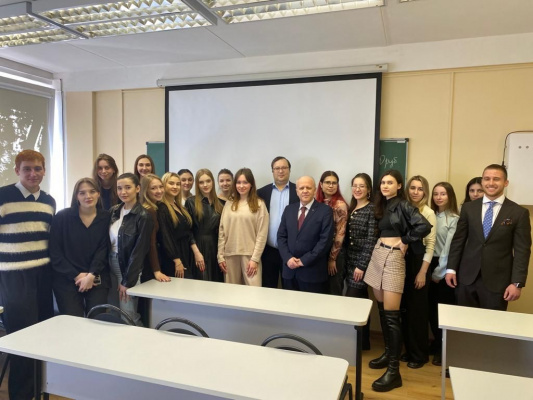Максим Захаров рассказал студентам МГУ о роли переводчика в современном мире 