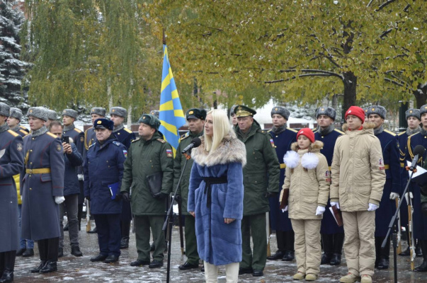 Перед солдатами Преображенского полка с напутствием выступила Юлия Школенко