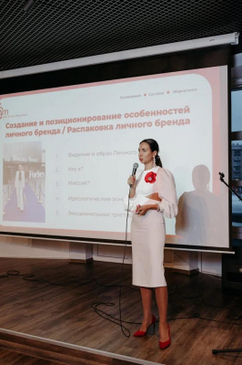 Ирина Осматеско подчеркнула значимость развития личного бренда, выступая на рождественском бизнес-форуме