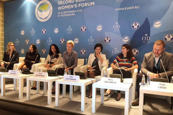 Анна Нестерова выступила модератором диалога «Женщины и экономика»